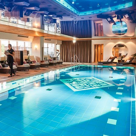 Vier Jahreszeiten Kempinski Muenchen Eksteriør bilde The swimming pool at the Hotel