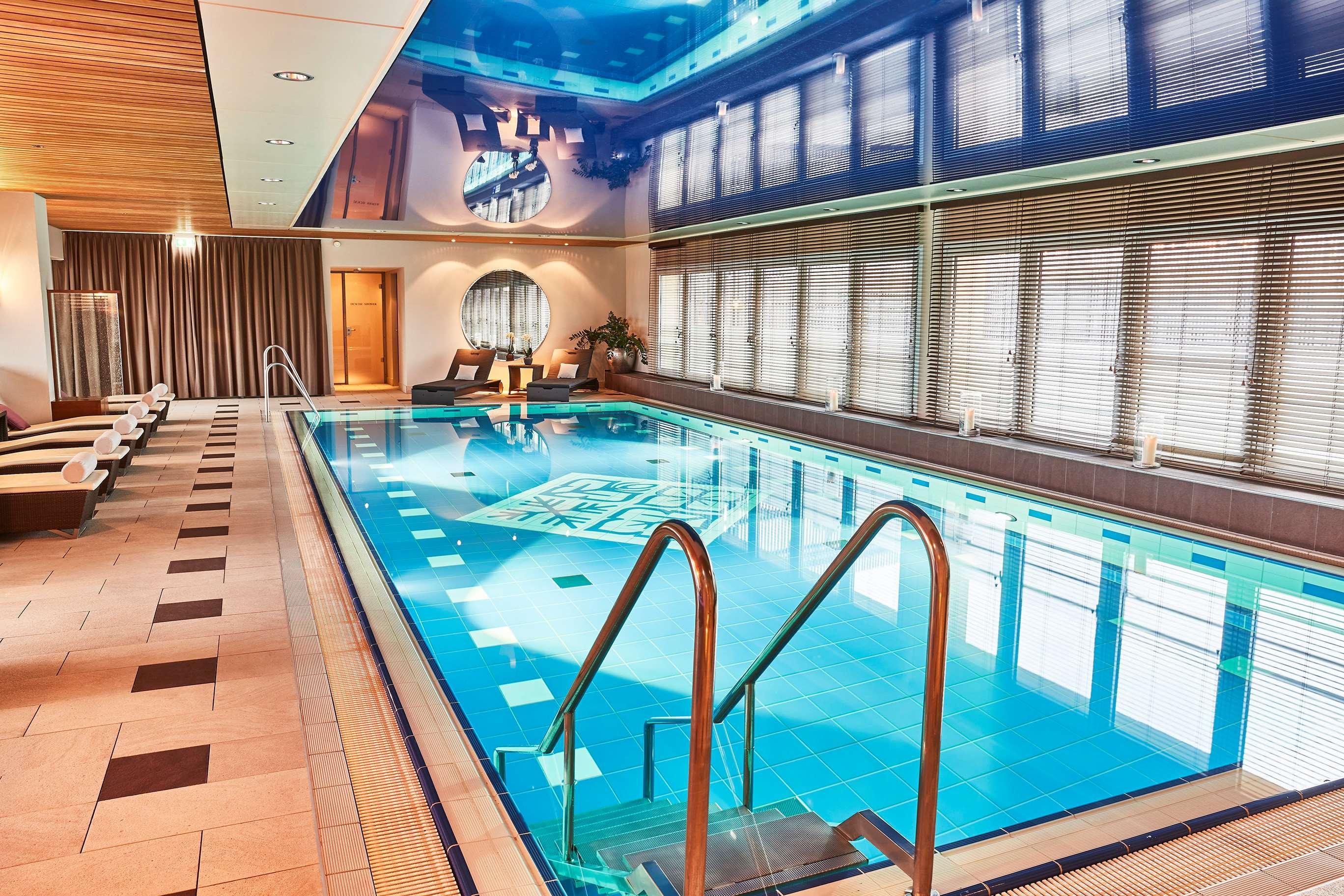 Vier Jahreszeiten Kempinski Muenchen Eksteriør bilde The pool at the 10118 Charlie's Club