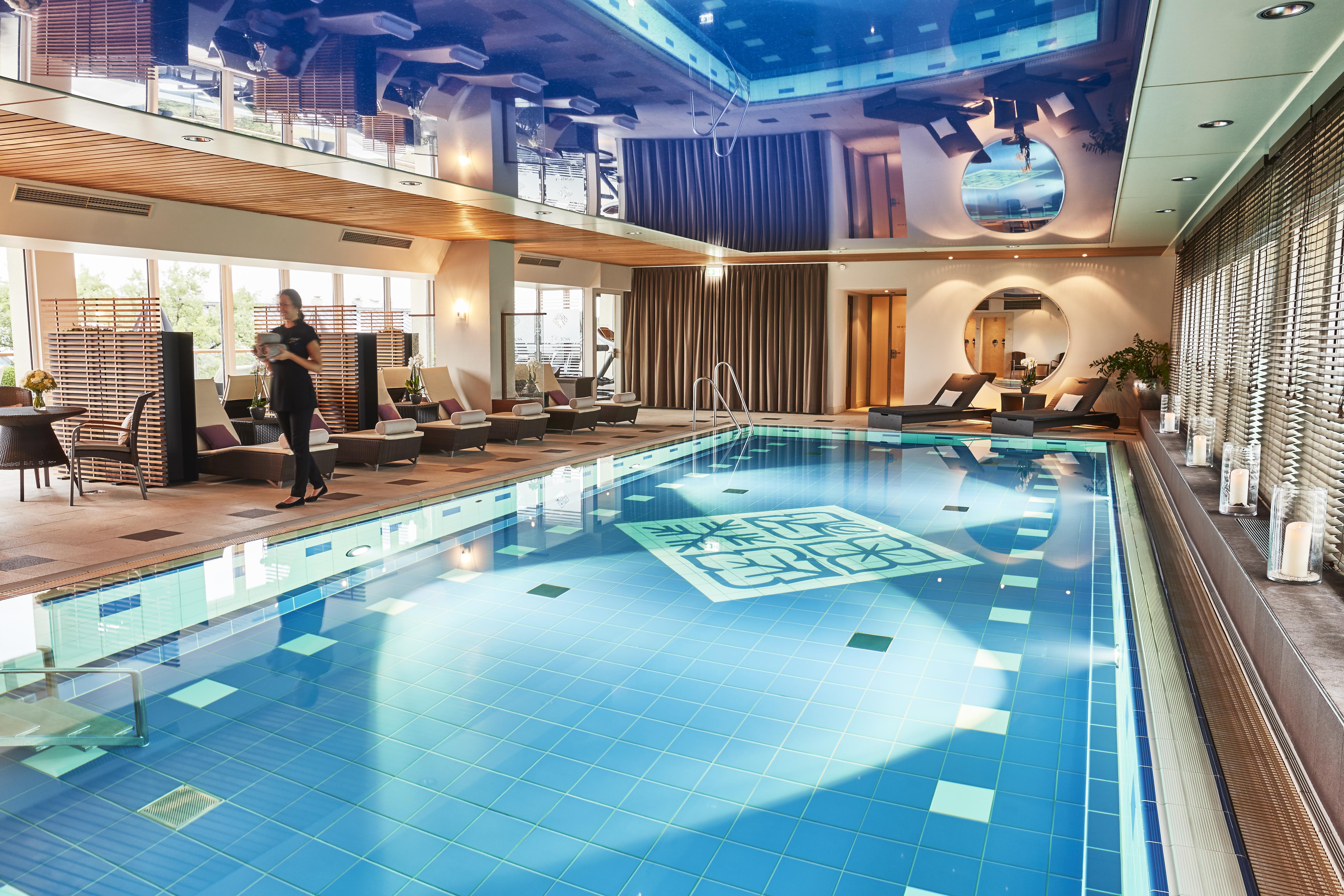 Vier Jahreszeiten Kempinski Muenchen Eksteriør bilde The swimming pool at the Hotel