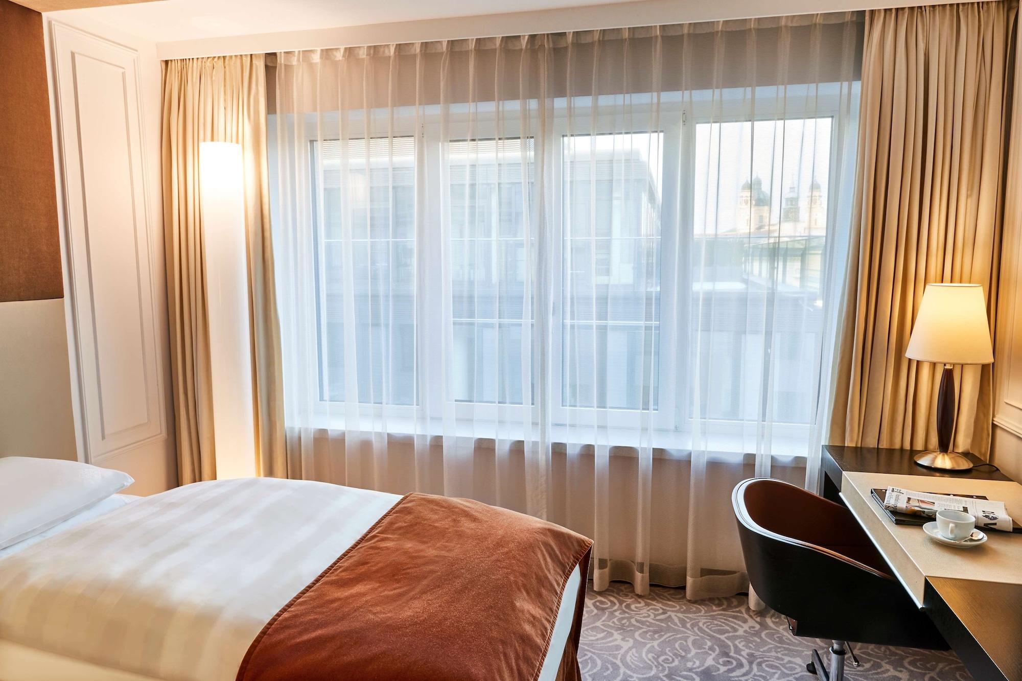 Vier Jahreszeiten Kempinski Muenchen Eksteriør bilde A bedroom with curtains