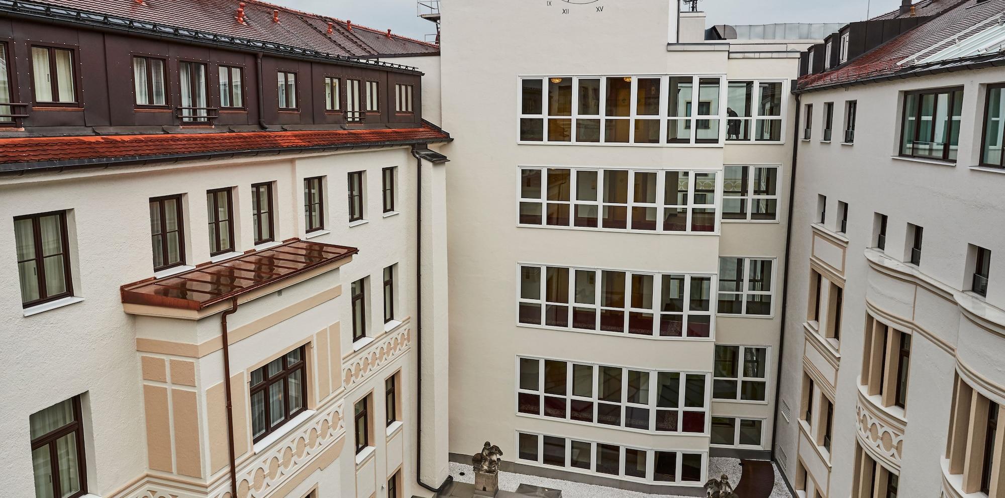 Vier Jahreszeiten Kempinski Muenchen Eksteriør bilde The courtyard of the school