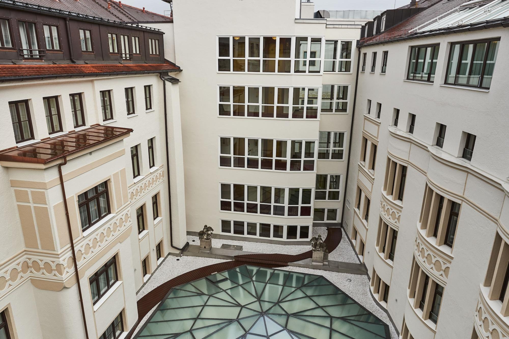 Vier Jahreszeiten Kempinski Muenchen Eksteriør bilde The courtyard of the university library