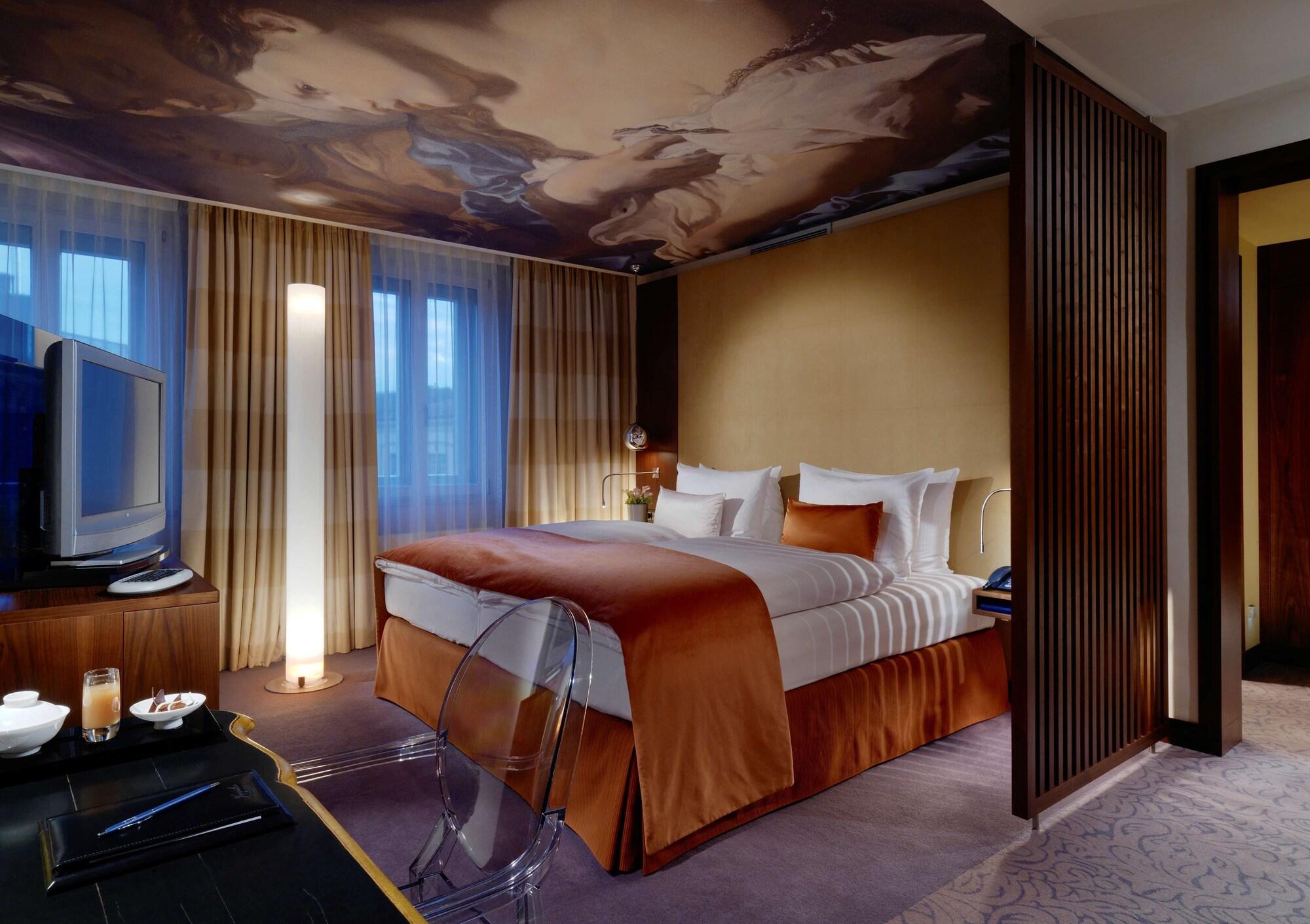 Vier Jahreszeiten Kempinski Muenchen Eksteriør bilde A room at the Mandarin Oriental, Munich