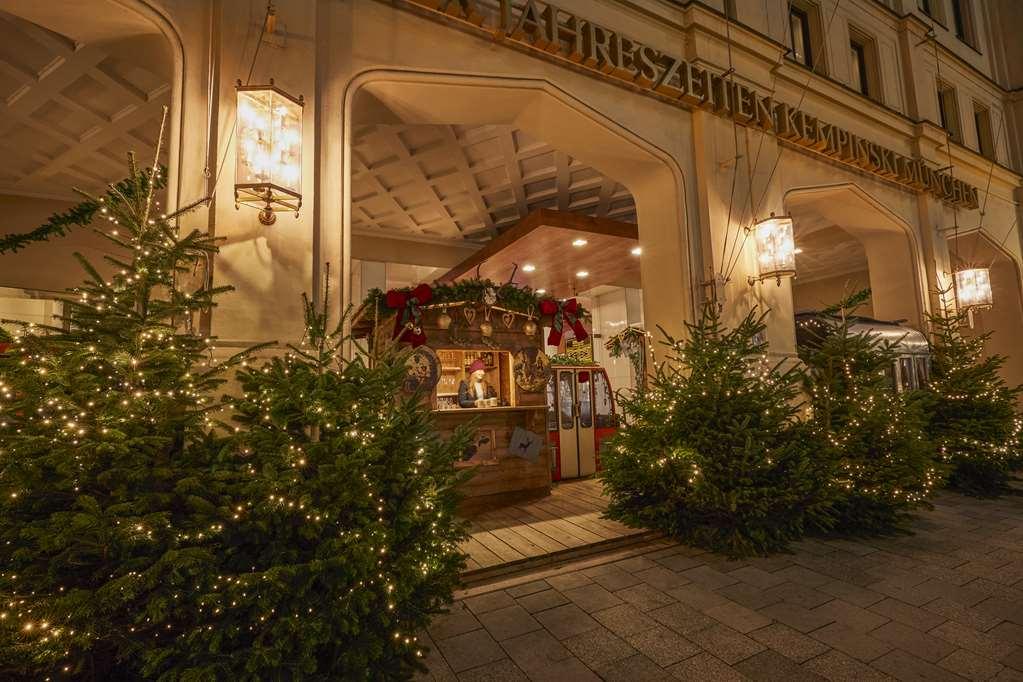 Vier Jahreszeiten Kempinski Muenchen Eksteriør bilde The entrance to the hotel