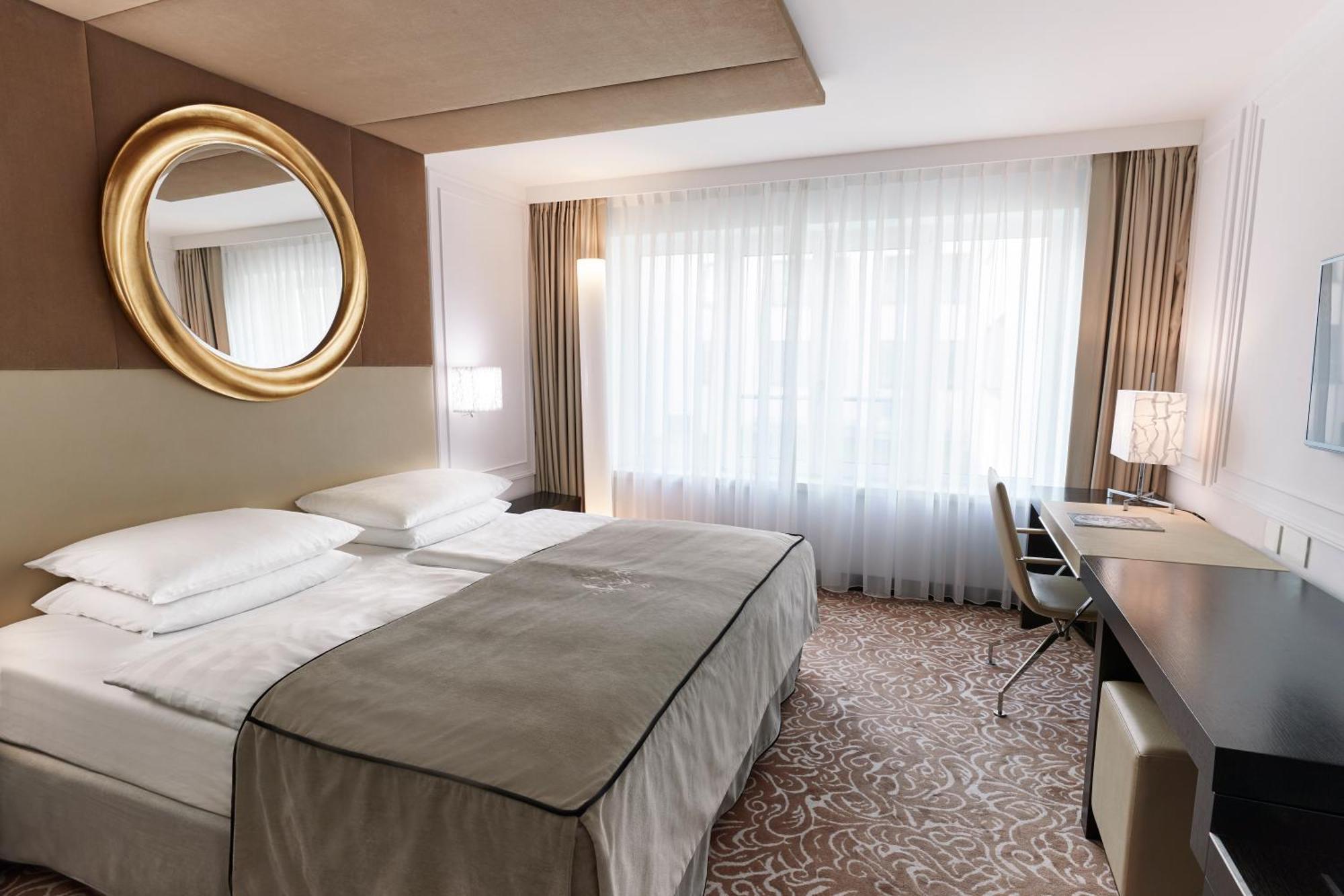 Vier Jahreszeiten Kempinski Muenchen Eksteriør bilde A room at the hotel