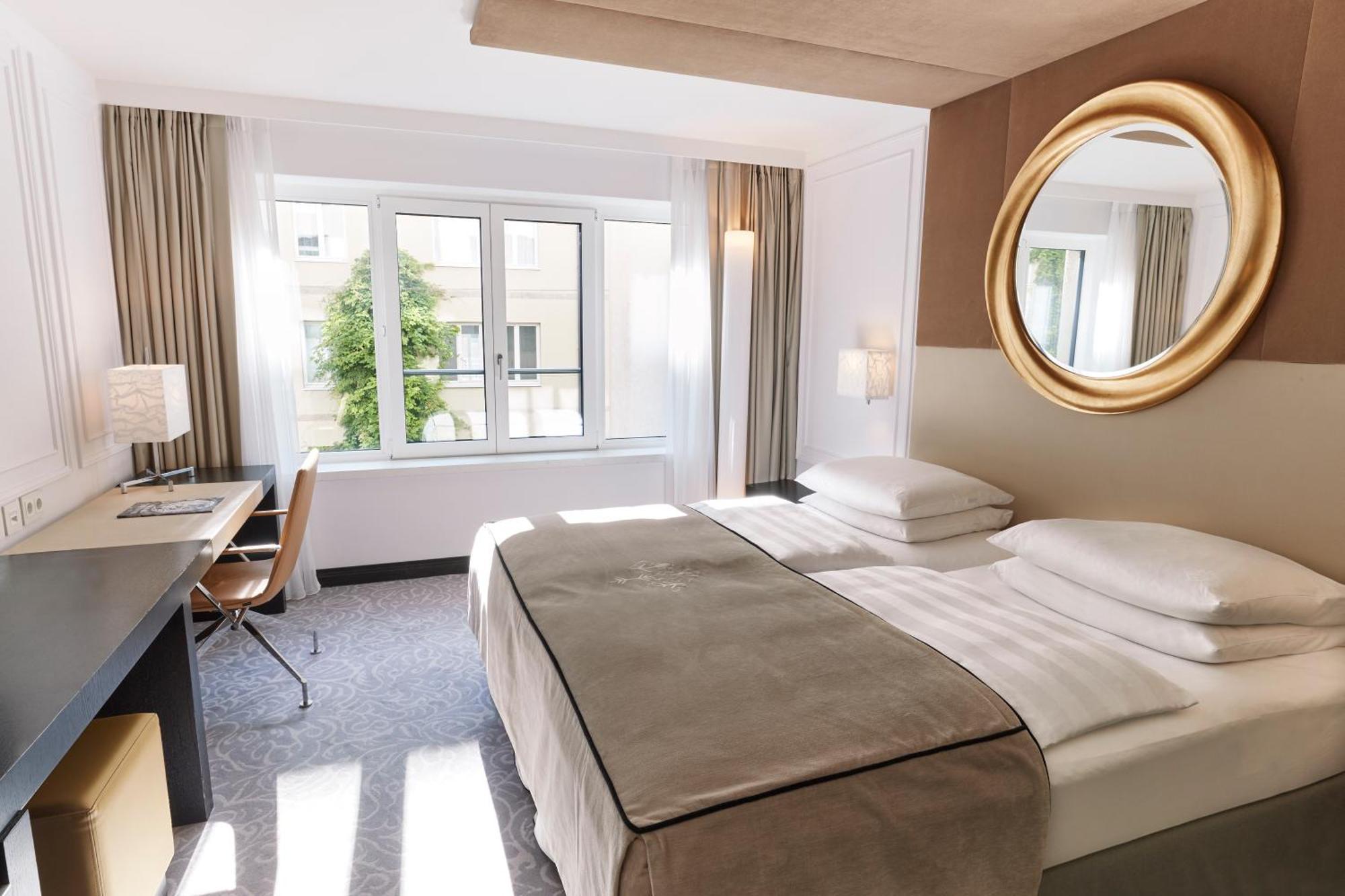 Vier Jahreszeiten Kempinski Muenchen Eksteriør bilde A room at the hotel