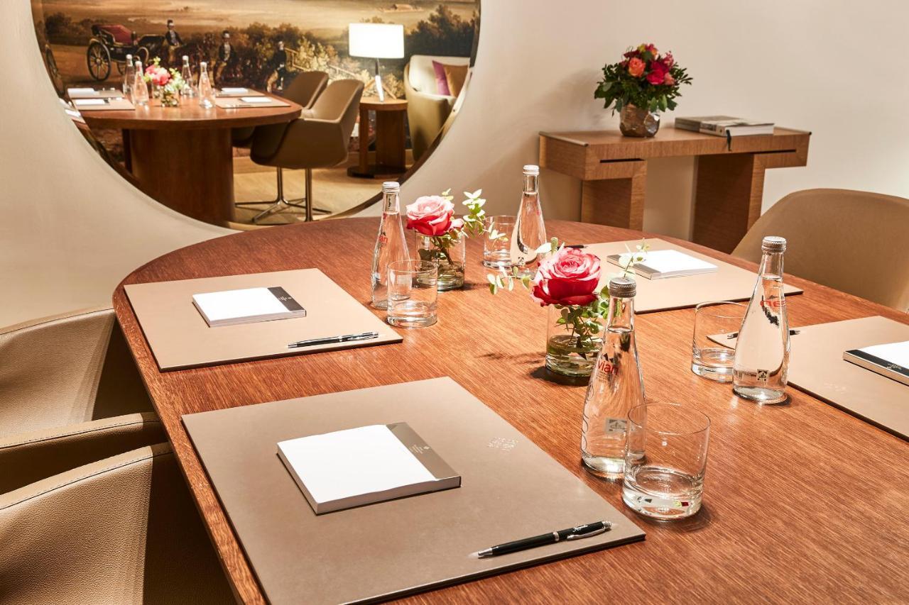 Vier Jahreszeiten Kempinski Muenchen Eksteriør bilde Meeting room at the Mandarin Oriental, London