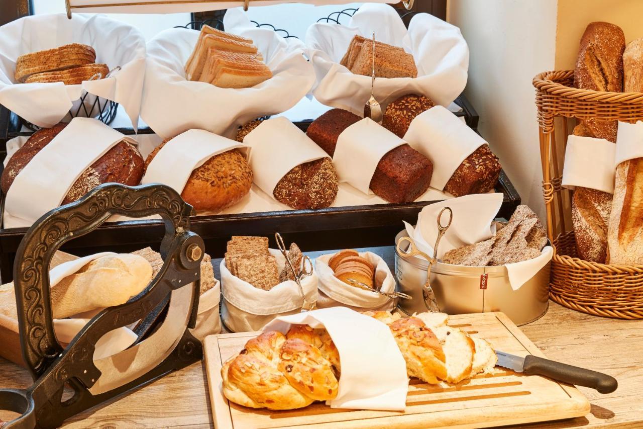 Vier Jahreszeiten Kempinski Muenchen Eksteriør bilde Bread at a bakery